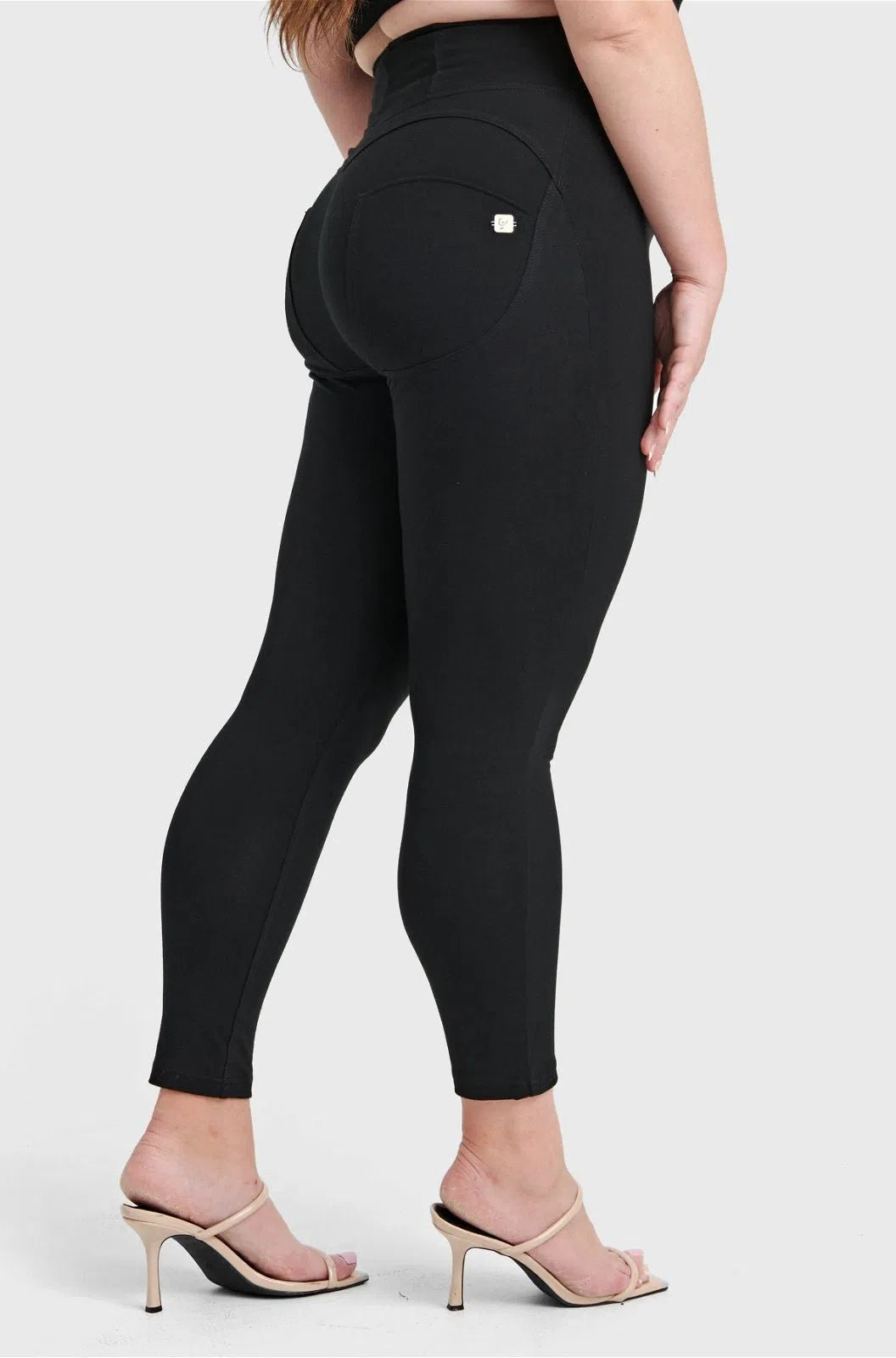WRUP Curvy Fashion - Zip High Waisted - 7/8 Length - Black